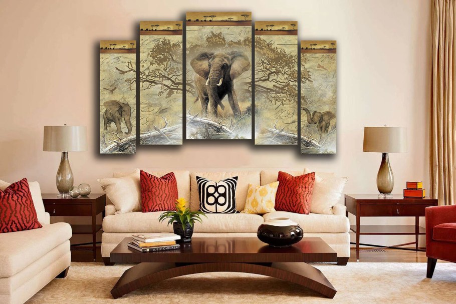 Постеры в интерьере гостиной над диваном