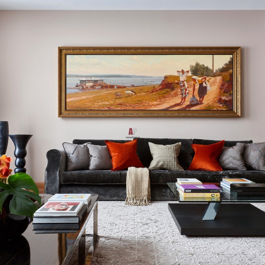 Постеры над диваном в гостиной