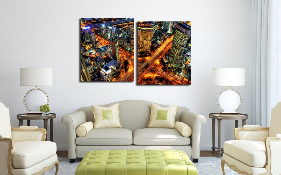 Две картины над диваном