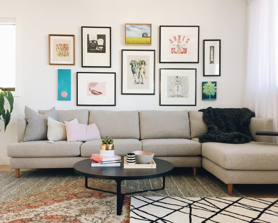 Картины над диваном