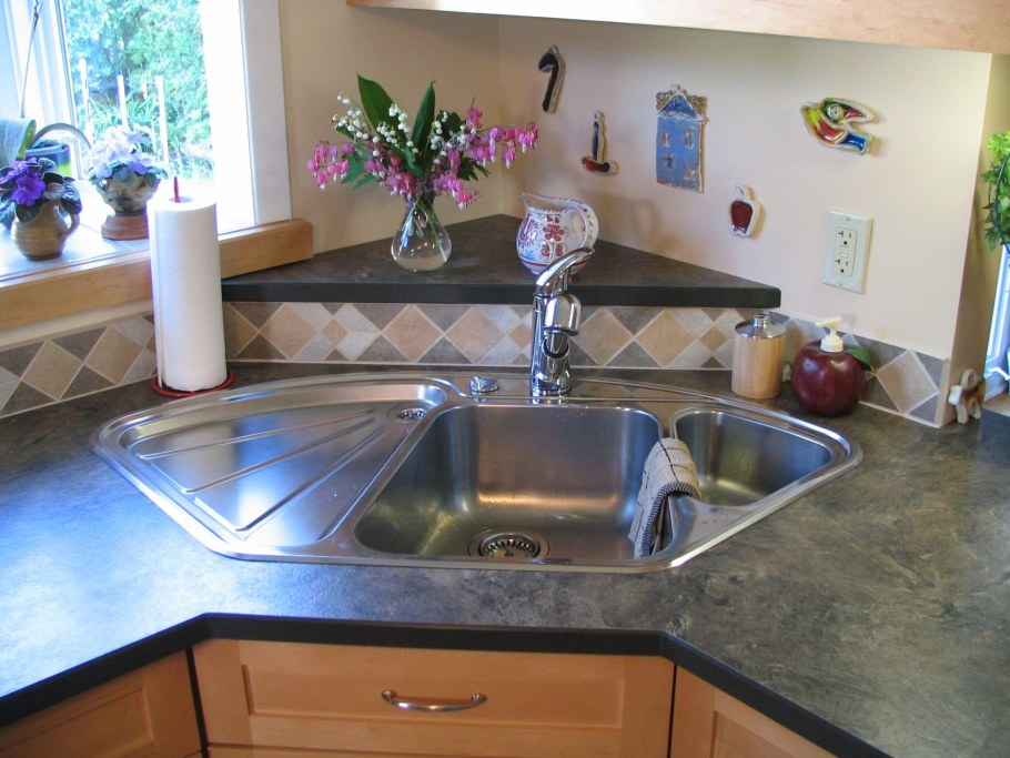 Мойка в углу кухни