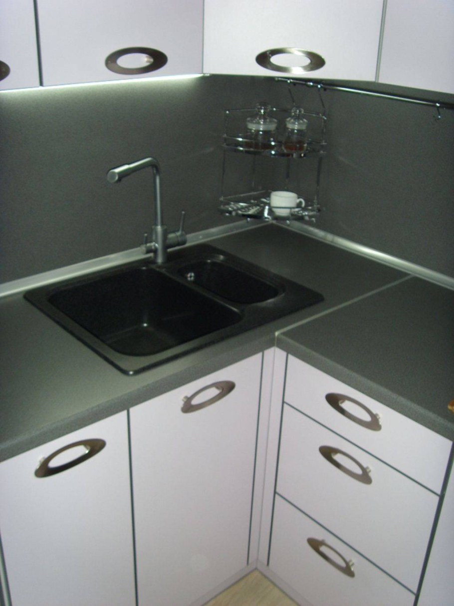 Прямоугольная мойка в углу