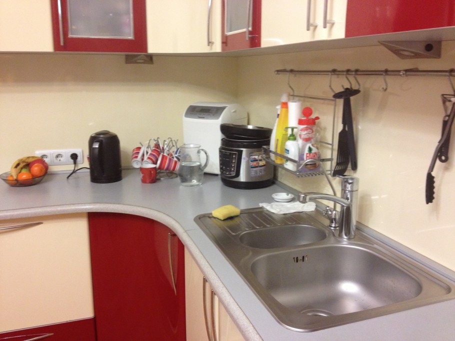 Расположение мойки на угловой кухне