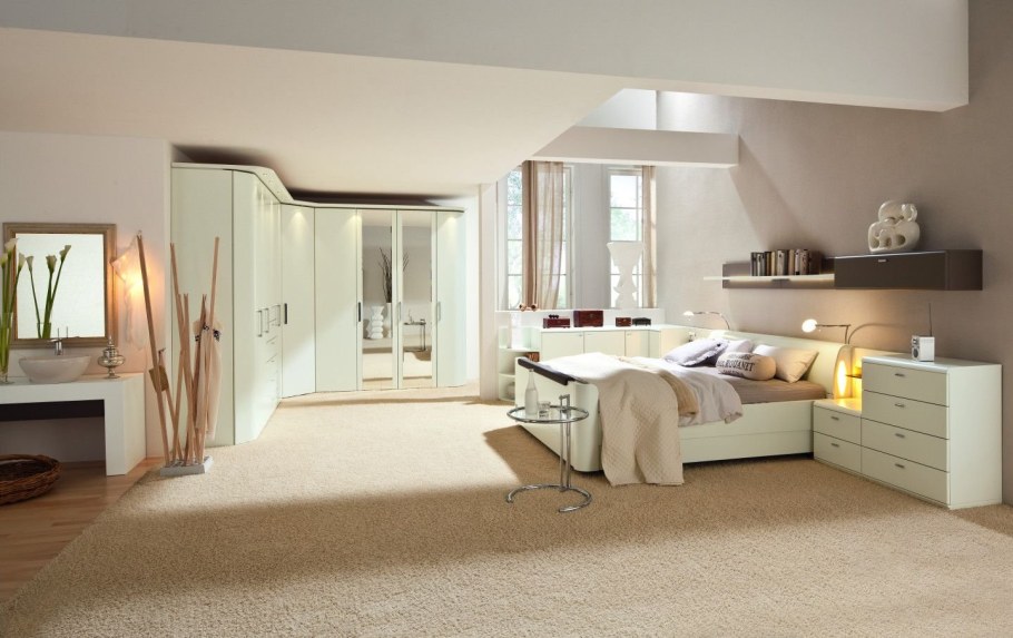 Шкаф светлый в спальню