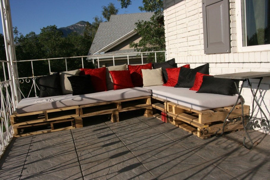 Деревянные скамейки с подушками