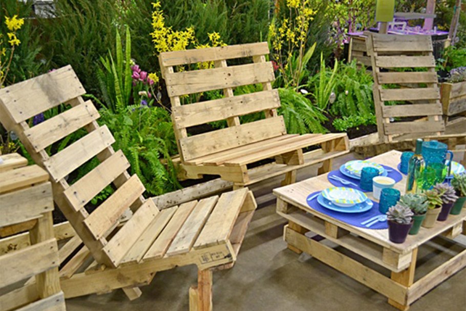 Диван из поддонов в беседку