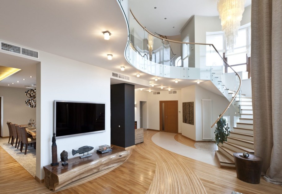 Холл гостиная с лестницей в частном доме