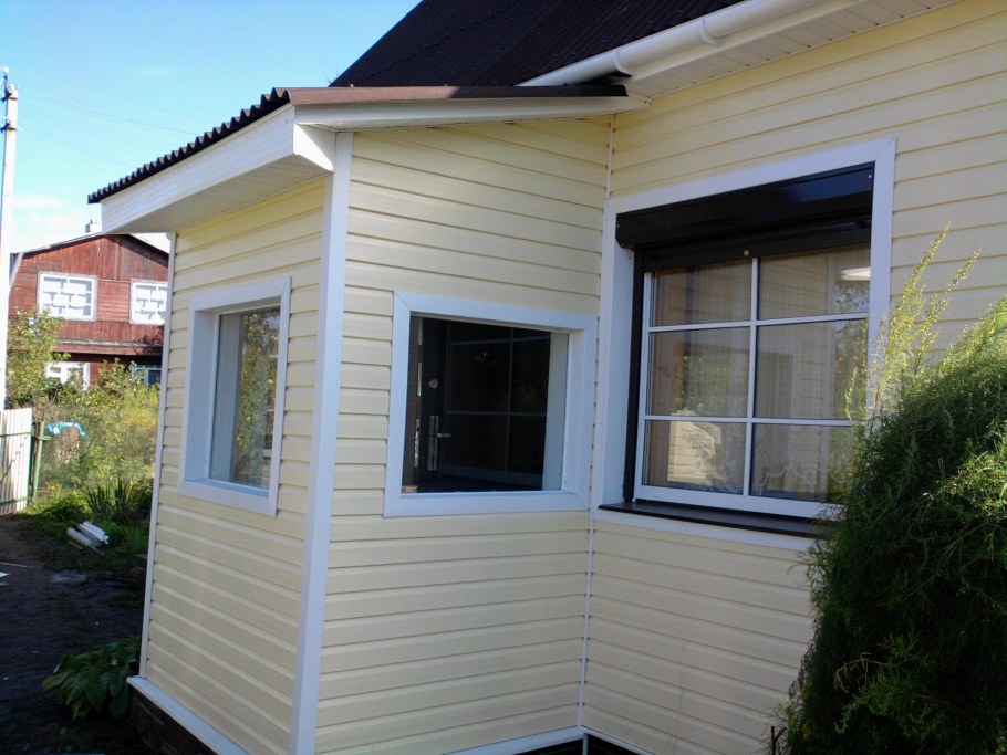 Дачный домик снаружи панелями