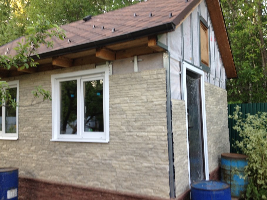 Отделка сайдингом летнего домика