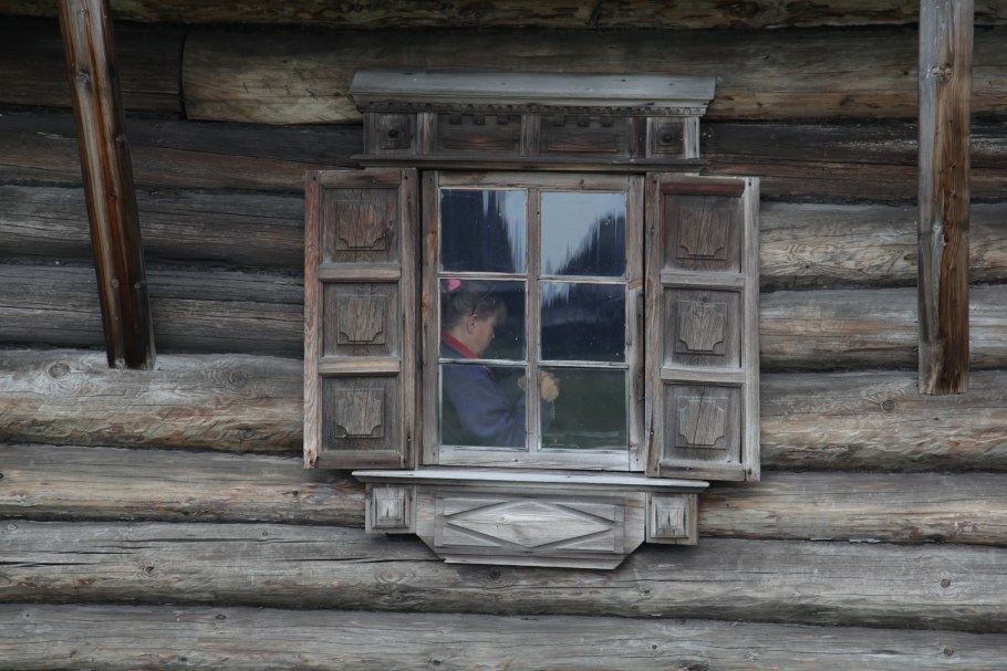 Бревенчатая стена с окном в избе