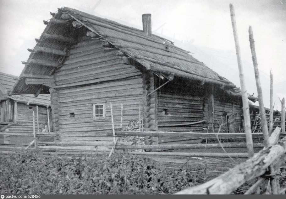 Бревенчатая стена с окном в избе