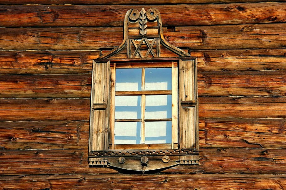 Старинное окно зимой