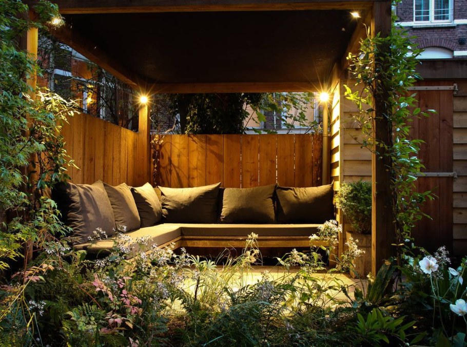 Уличная патио зона с костром