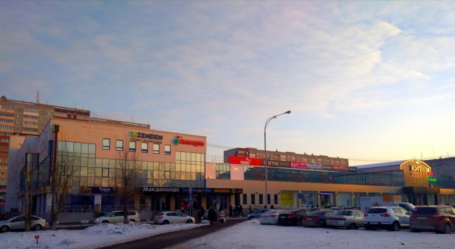 Большой мебельный магазин