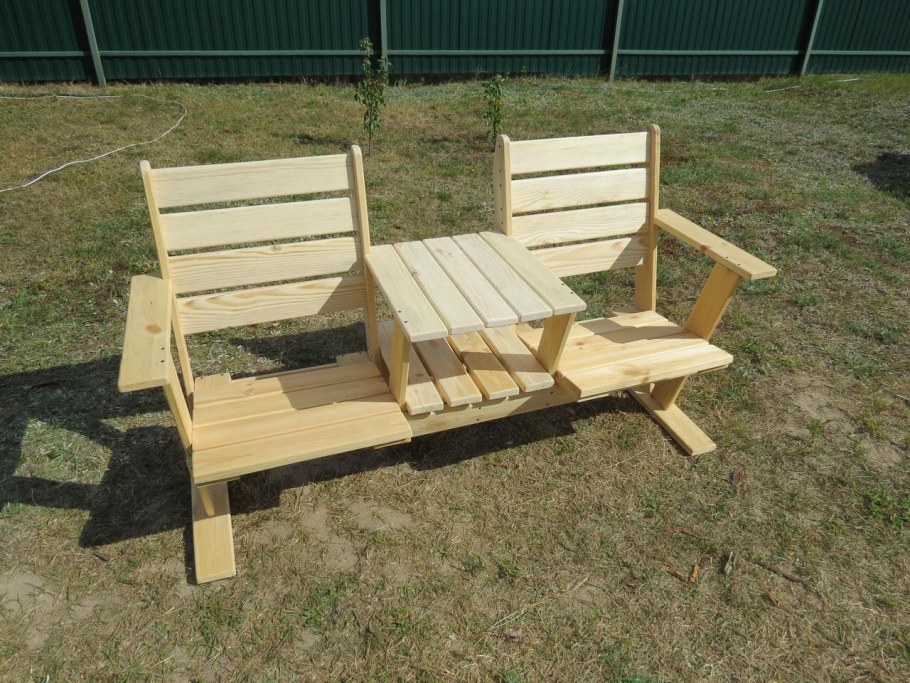 Скамейка из дерева со столиком