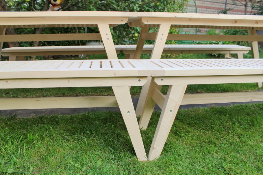 Дачный стол со скамейками