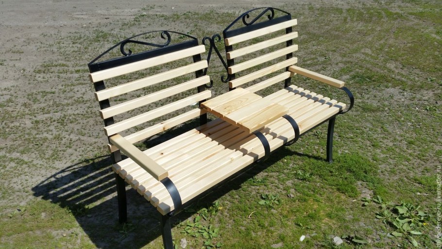 Скамейка со столиком