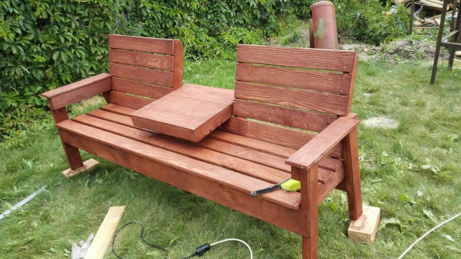 Деревянная скамейка со столиком