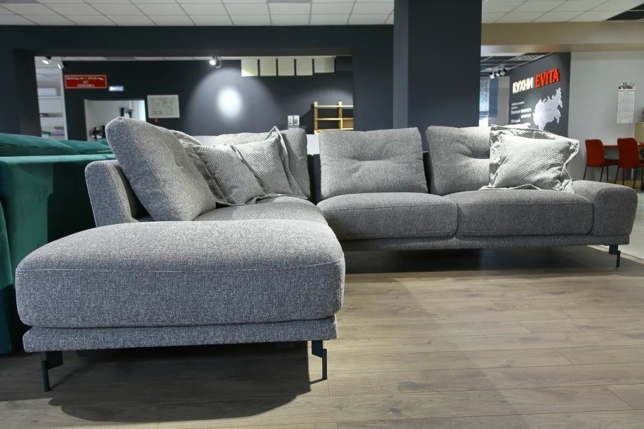 Диван в полу