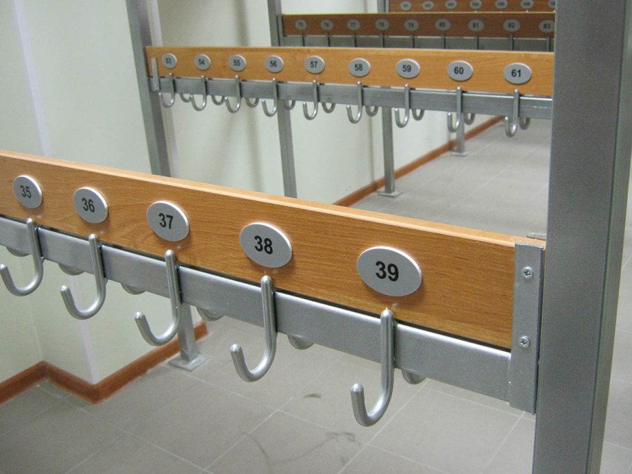 Вешалки для гардероба в школе