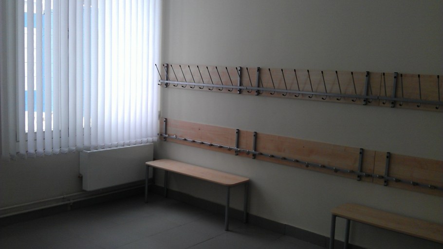 Вешалка в раздевалку в школу