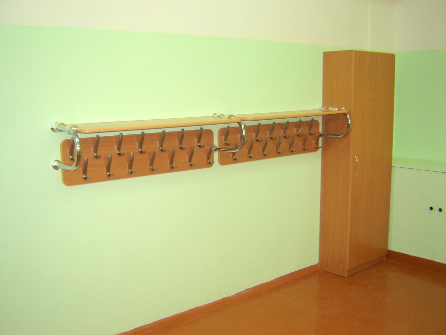 Вешалки на стену для школ