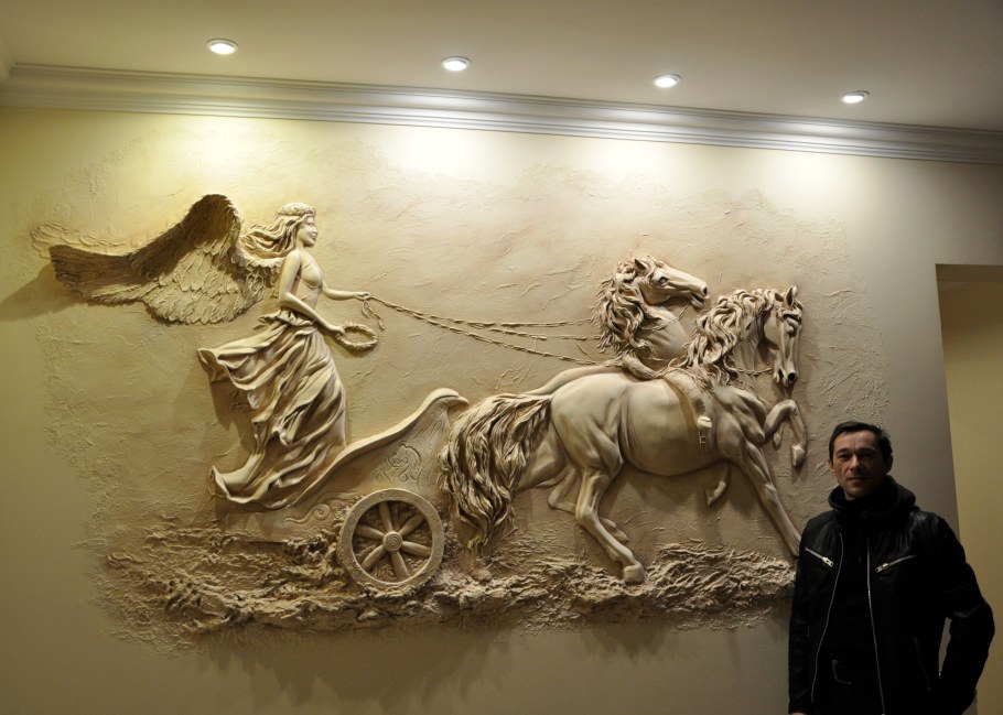 Скульптура горельеф лошади