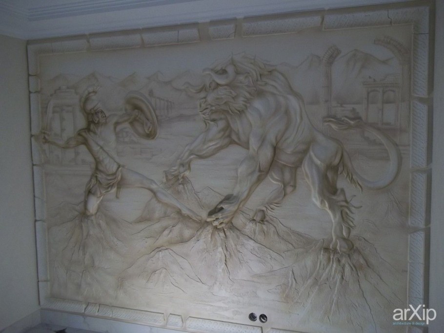 Барельеф в интерьере Лев