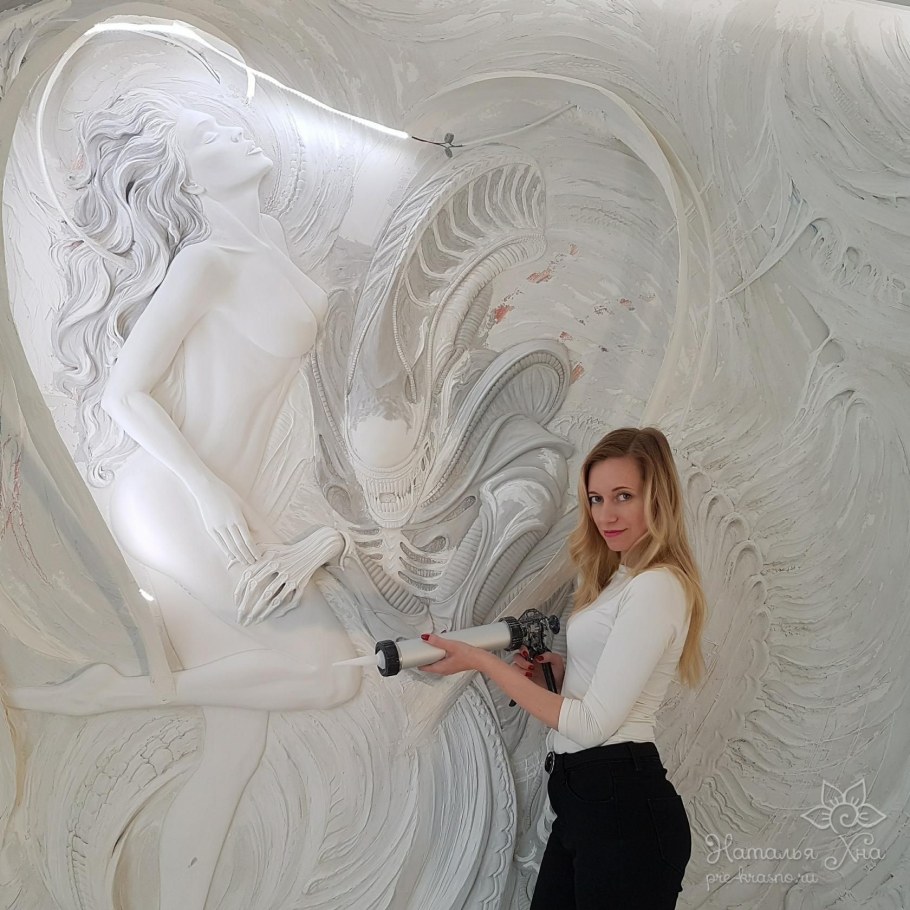 Наталья Понятова барельеф