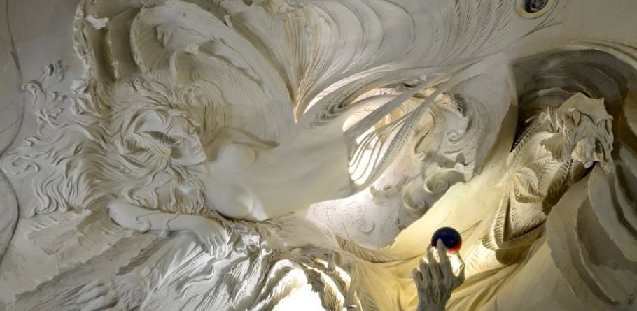 Барельеф золотого дракона