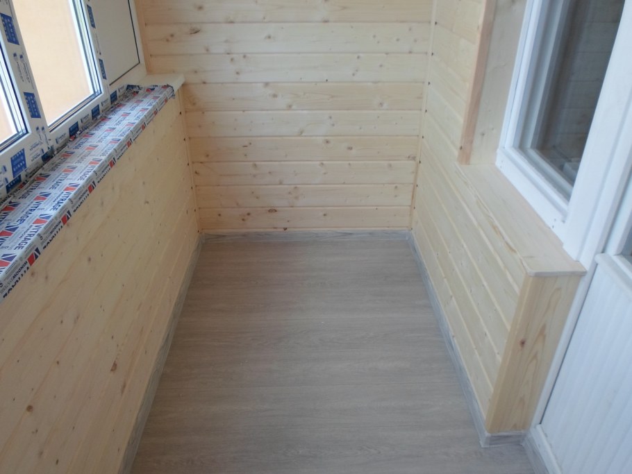 Отделка балкона ламинатом