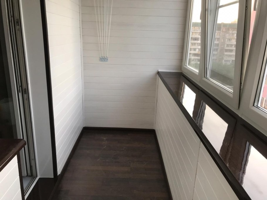 Отделка балкона пробкой