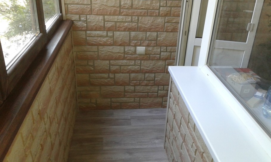 Отделка балкона декоративным камнем