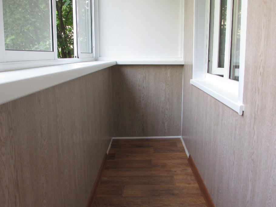 Отделка балкона ламинатом