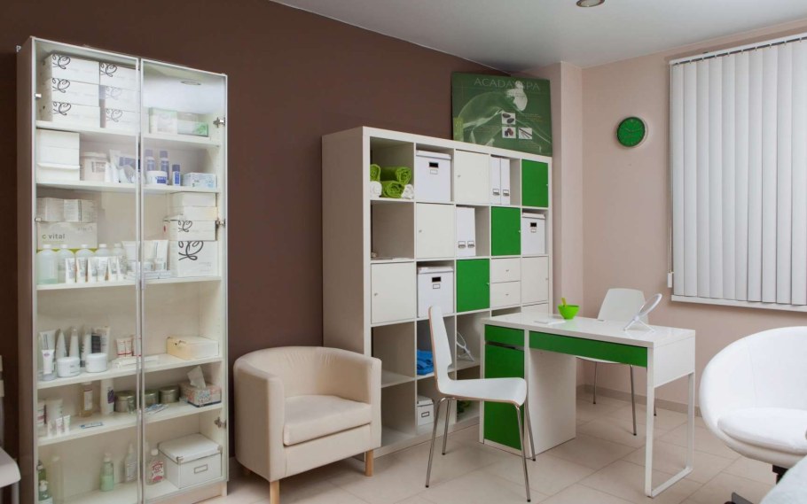 Полки в косметологический кабинет