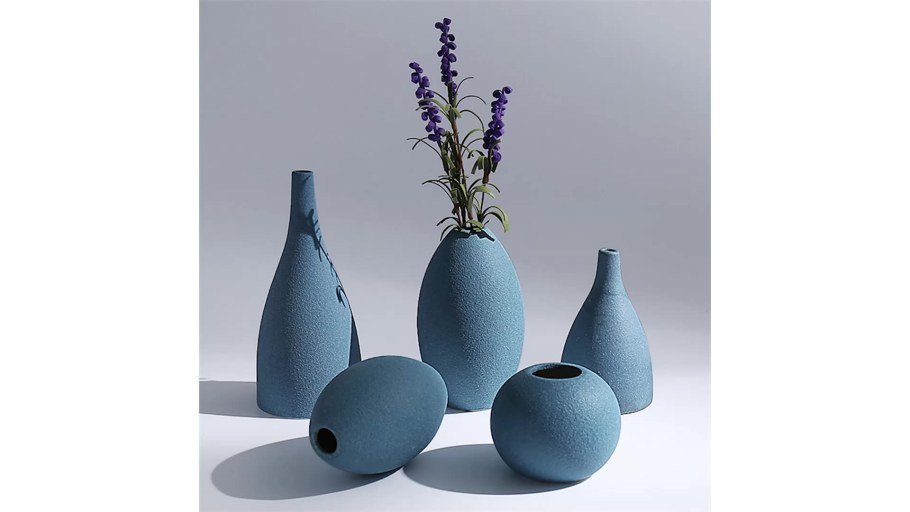 Ваза с цветами на кухонном столе