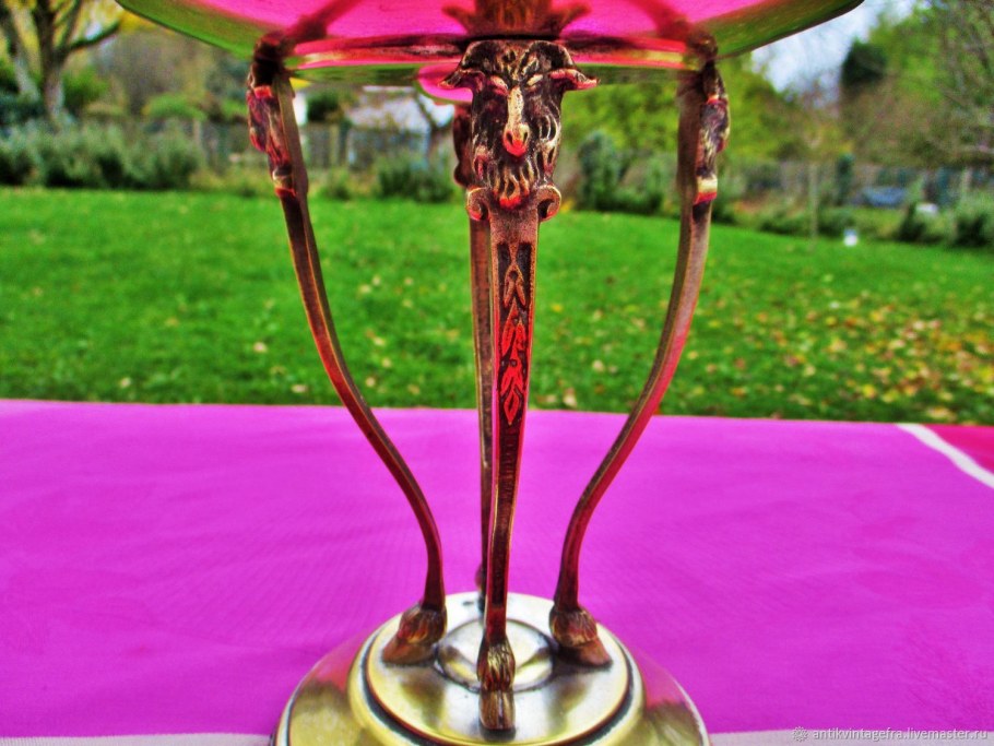 Цветочная композиция на подсвечнике