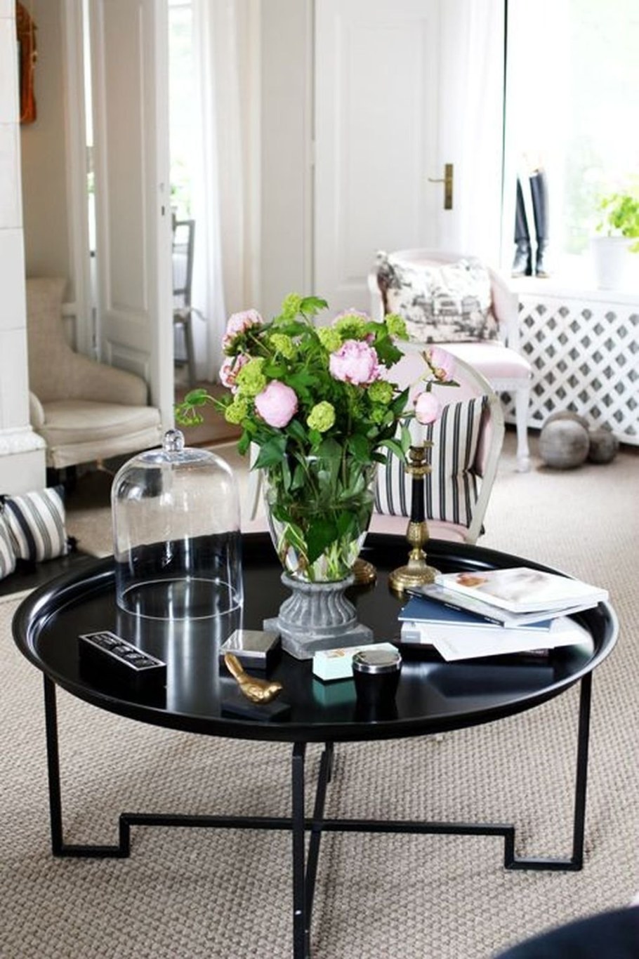 Цветочная композиция на кухонном столе