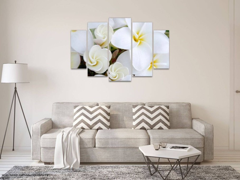 Модульные картины над диваном