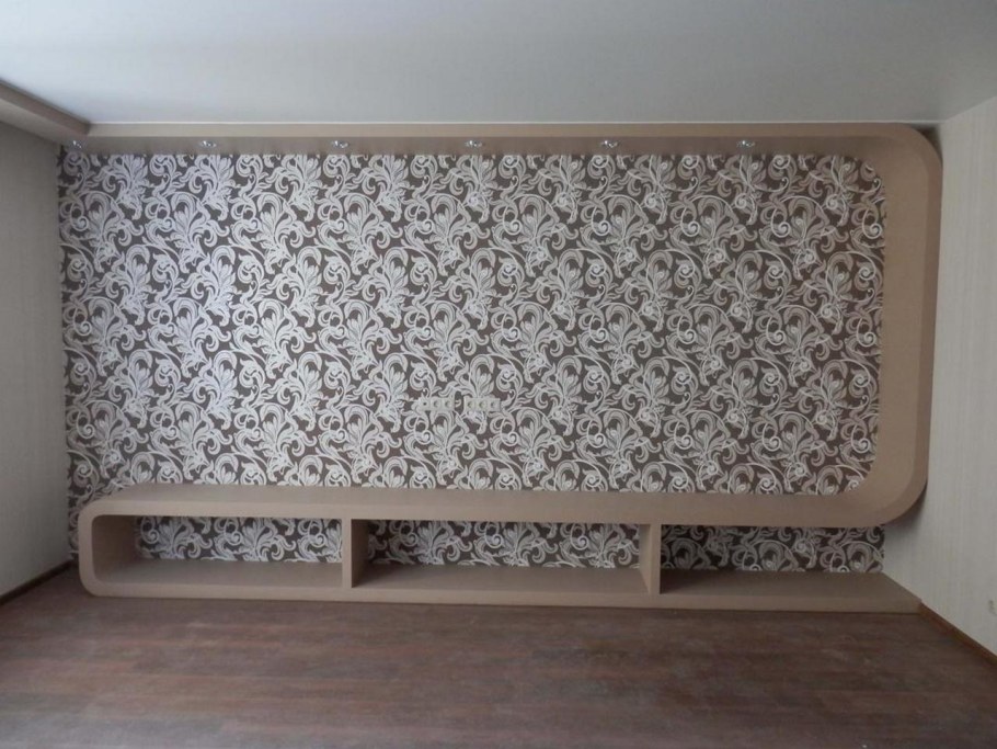 Стык обоев разных цветов