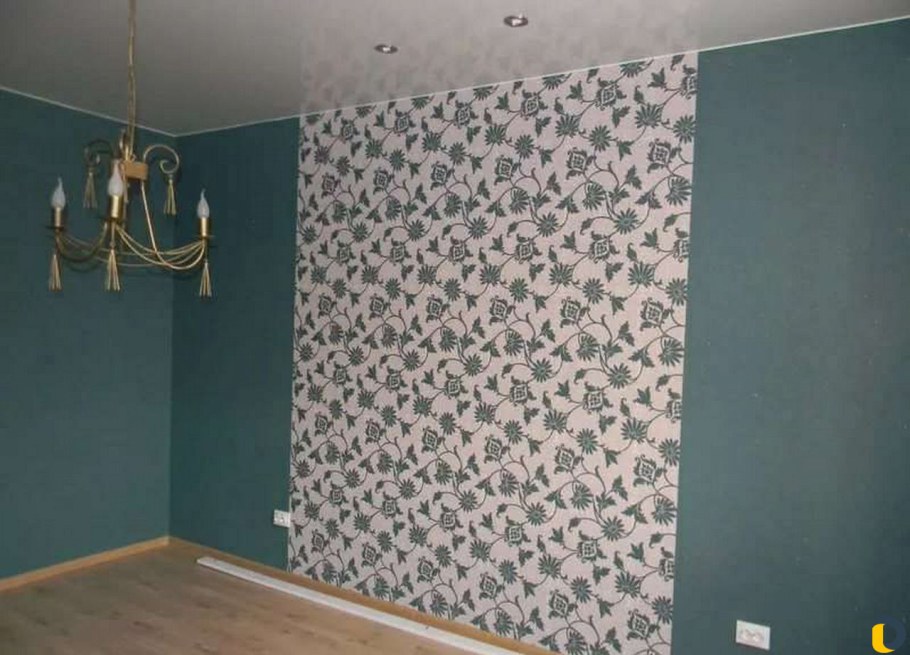 Интерьер с комбинированными обоями