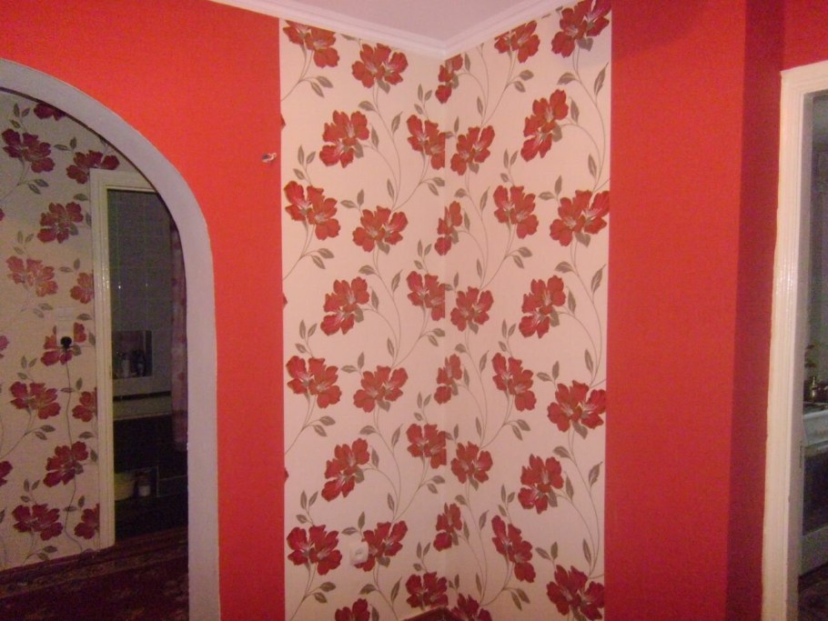 Разделение обоев на стене