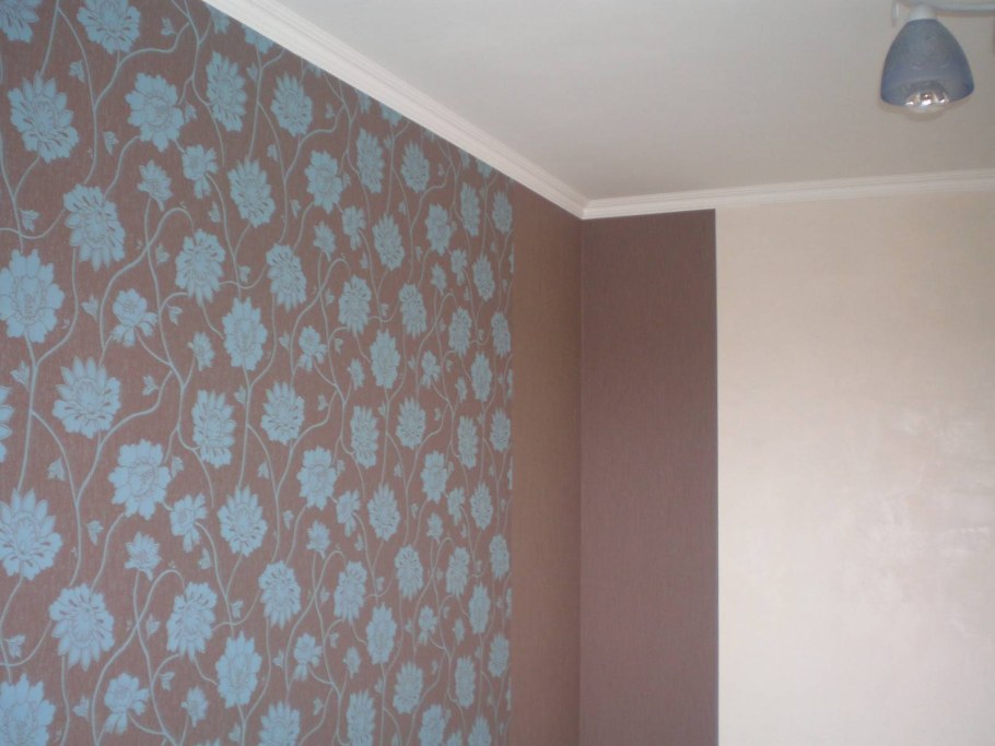 Оклеивание стен обоями