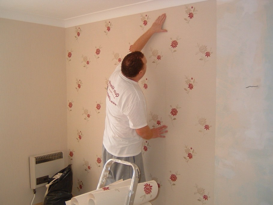 Наклеивание обоев на стены