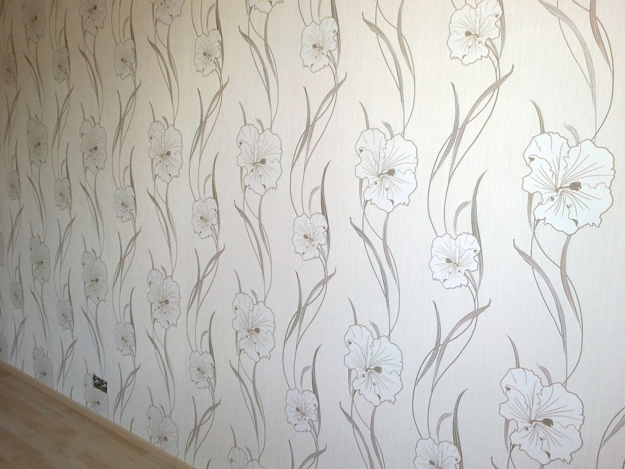 Оклеивание потолков и стен обоями