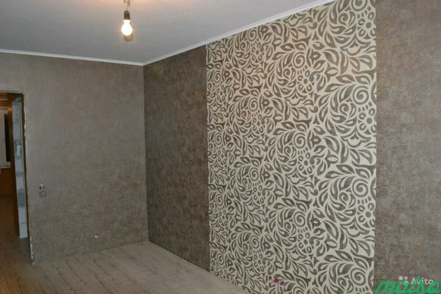 Стык двух видов обоев на одной стене