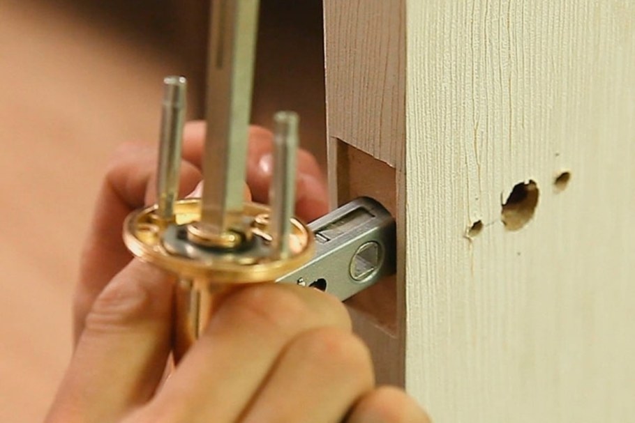 Врезка замка в межкомнатную дверь