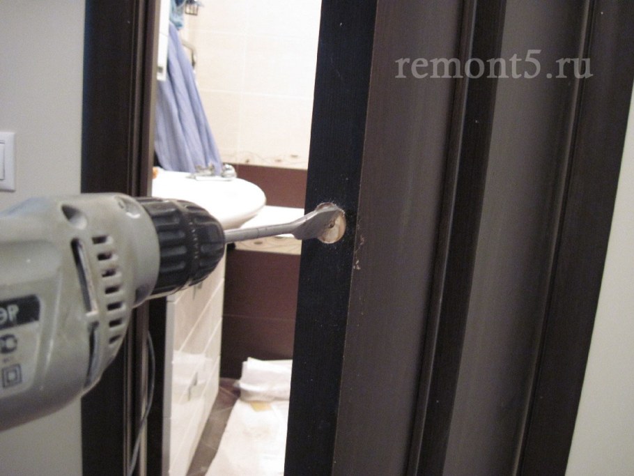 Отверстие для замка в двери