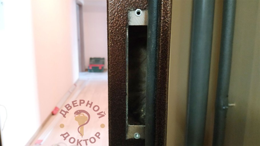 Болтается межкомнатная дверь в ответной части замка