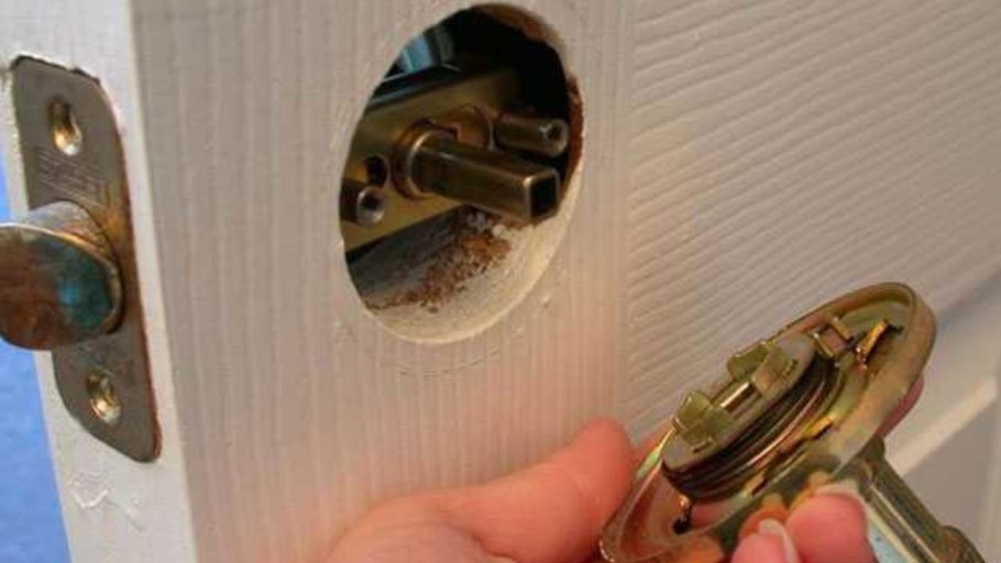 Ручка межкомнатной двери в разборе